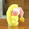 Porte-clés peluche lune jaune avec personnage endormi et bonnet de nuit rose décoratif - Chapeau Rose