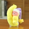 Pendentif lune en peluche jaune avec poupée endormie et bonnet à étoile violet - Chapeau Violet