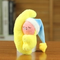 Porte-clés en peluche étoile jaune avec bonnet de nuit bleu sur bureau en bois - Chapeau Bleu