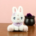 Ciondolo coniglietto di peluche bianco con fiore viola e sciarpa di seta ricamata - Stile Seduto / Viola / M