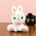 Portachiavi con coniglietto di peluche bianco con sciarpa rosa e dettaglio in perla - Stile Seduto / Rosa / M