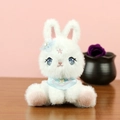 Portachiavi con coniglietto di peluche bianco con sciarpa blu e ricamo di stella rosa - Stile Seduto / Blu / M