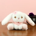 Portachiavi con coniglio di peluche bianco e accessorio floreale rosa su tavolo legno - Stile a Orecchie Cadenti / Rosa / M