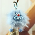 Porte-clés monstre en peluche bleu clair avec fourrure douce, grands yeux et pompons - Dents De Lapin Bleu