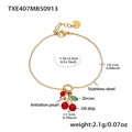 Dettaglio del bracciale in acciaio inossidabile con ciliegie rosse e perle finte. - Bracciale / Oro