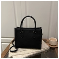 Schwarze Tote Bag mit Kleeblatt-Prägung aus PU-Leder mit goldenen Beschlägen und Gurt - Schwarz