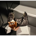 Detail der Leoparden-Wildledertasche mit Goldkette und Plüsch-Schlüsselanhänger - Schwarz mit Anhänger