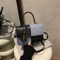 Bolso bandolera elegante en cuero negro y denim azul con diseño de cuadros chic - Negro