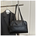 Detalle de bolso tote minimalista en cuero sintético negro con bolsillo delantero - Negro