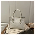 Cremefarbene Shopper-Tasche mit Kleeblatt-Prägung und doppeltem Griff in edler Optik - Weiß