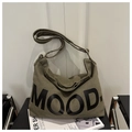 Détail du sac messager en toile vert armée avec imprimé MOOD sur tissu texturé - Vert