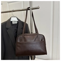 Primer plano del bolso tote minimalista marrón oscuro con detalles de textura de cuero - Marrón