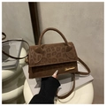 Braune Wildleder Umhängetasche mit Leopardenmuster-Klappe und goldenem Logo-Detail - Braun