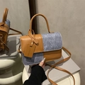 Bolso de mano de cuero marrón y denim azul con correa de hombro ajustable - Marrón