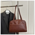 Detalle de bolso tote de cuero sintético marrón con textura fina y bolsillo frontal - Marrón
