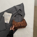 Modische Umhängetasche mit Leopardenmuster, Kunstfell, Goldkette und Lederriemendetails - Braun Ohne Anhänger
