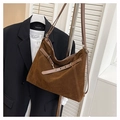 Détail d'un grand sac cabas hobo en daim marron avec bride en cuir et boucle en métal - Marron