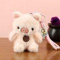 Simpatico maialino di peluche rosa con pelliccia morbida e cinturino intrecciato - Maialino