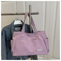 Detalle del bolso tote grande de nailon morado con etiqueta de moda y bolsillo lateral - Lavanda