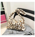 Detalle del bolso hobo de piel sintética de leopardo con textura suave y asa - Blanco