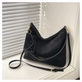 Dettaglio borsa hobo in pelle scamosciata nera con cuciture bianche e bustina - Nero