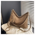 Dettaglio della borsa tote in pelle scamosciata marrone con cuciture a contrasto - Marrone