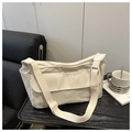 Dettaglio della borsa a tracolla bianco sporco con etichetta FASHION su tavolo - Bianco