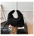 Bolso hobo negro de felpa con herrajes plateados y correa ajustable de piel - Negro Grande