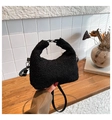 Detalle de bolso de hombro en borreguillo negro con forma de media luna y hebilla plata - Negro Pequeño