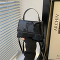 Minimalistische Umhängetasche aus schwarzem Lackleder mit Golddetails und Glanz - Schwarz