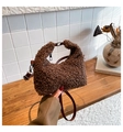 Gros plan du sac en polaire teddy marron avec lanières en cuir et boucles en métal argenté - Café Petit