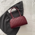 Quilted burgundy tote bag in premium faux leather with dual handles for autumn style - No Pendant / Red