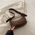Borsa hobo marrone con stampa leopardata, fibbie argentate e finitura scamosciata - Marrone