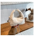 Gros plan du mini sac à main blanc en polaire avec bandoulière cuir et anneau métal - Blanc Petit