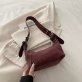Borsa bordeaux in stile punk in finta pelle scamosciata con fibbie metalliche argento - Rosso