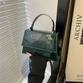 Minimalistische dunkelgrüne Lack-Handtasche mit goldenen Beschlägen und Tragegriff - Grün