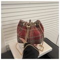 Dettaglio della borsa a secchiello in lana rossa con catena d'oro e perla elegante - Rosso