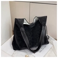 Detalle de un bolso tote negro con costuras de contraste blancas en piel de textura vintage - Negro