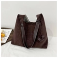 Primer plano del bolso tote marrón oscuro con detalle de nudo y costuras en contraste - Marrón