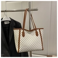 Detalle del bolso tote con monograma crema y marrón con asas y acabados de cuero firme - Blanco