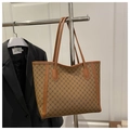 Detalle del bolso tote vintage con monograma, ribete de cuero marrón y correa de hombro - Marrón