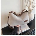 Schicke cremefarbene Web-Schultertasche mit braunem Lederbesatz und Retro-Design - Braun