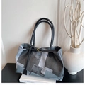 Détail d'un grand sac cabas rétro en patchwork de cuir PU avec panneaux géométriques - Gris