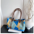 Vue détaillée du grand sac cabas patchwork aux panneaux géométriques bleu et brun - Bleu