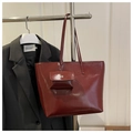 Grande borsa tote minimalista in ecopelle lucida bordeaux con piccola pochette - Rosso