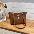 Borsa tote leopardata marrone con tracolla dorata e ciondolo a cervo su legno - Marrone