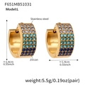Vue détaillée des boucles d'oreilles en acier doré avec zircons bleus en dégradé - Style Zircon Bleu Foncé / Grand