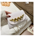 Detail der weißen Saffiano-Lederumschlagtasche mit gewelltem Golddekor und Kettenriemen - Weiß