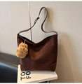 Bolso tipo cubo en ante marrón con correa ajustable y colgante de osito de peluche - Café con Colgante