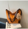 Bolso cubo de ante caramelo con adornos de cuero marrón y colgante de perro peluche - Marrón con colgante